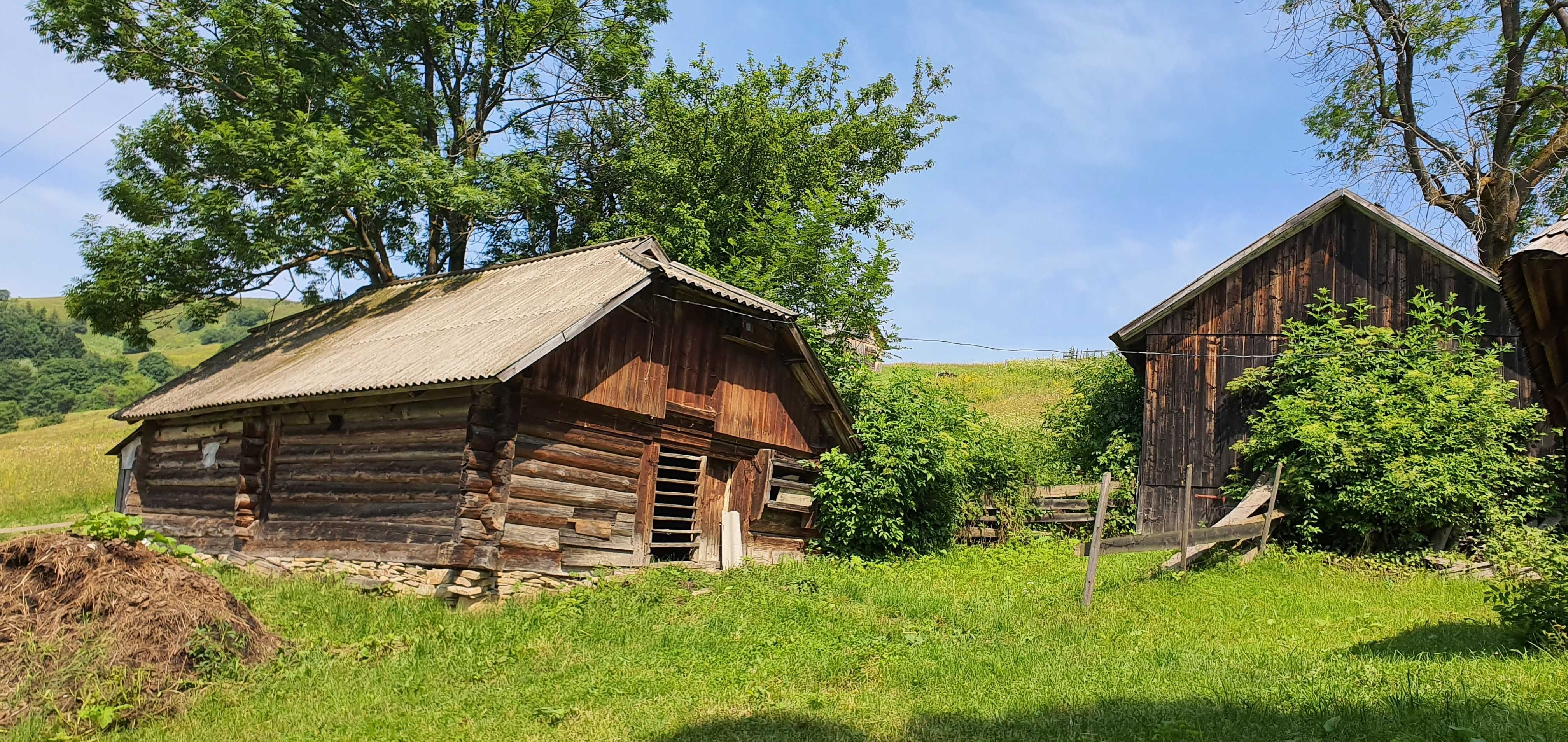 Продам ділянку зі старою гуцульською хатою