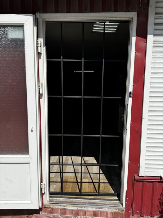 Грати на двері