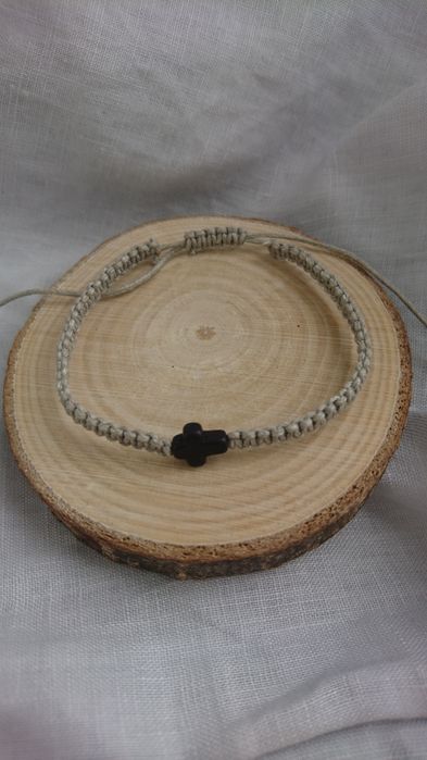 Bransoletka sznurkowa szara pleciona makrama krzyżyk czarny Howlit