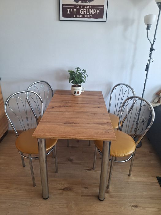 Zestaw stół + 4 krzesła idealny do jadalni lub kuchni

Sprzedam zes