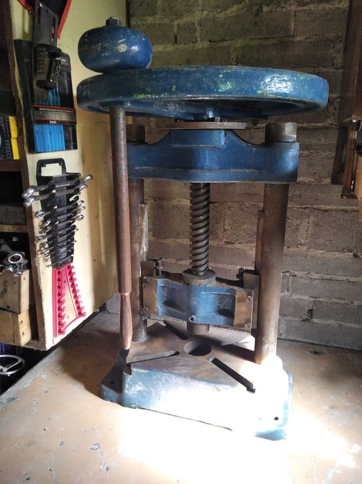 Potężna prasa śrubowa