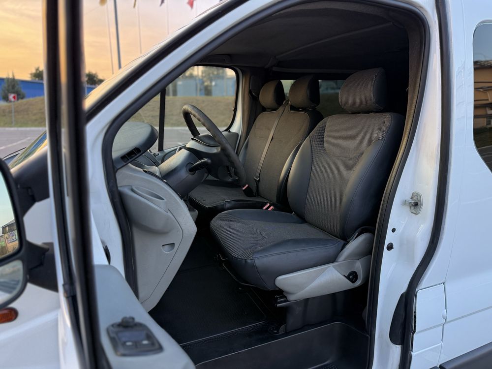 Бус Opel Vivaro 2006 (1.9dCi) мінівен, можливий обмін vito, trafic, t5