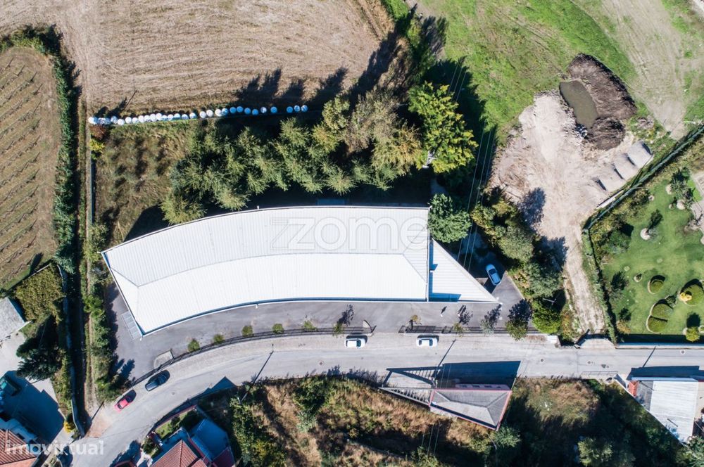 Armazém Industrial com 2.437m2 em Ronfe, Guimarães
