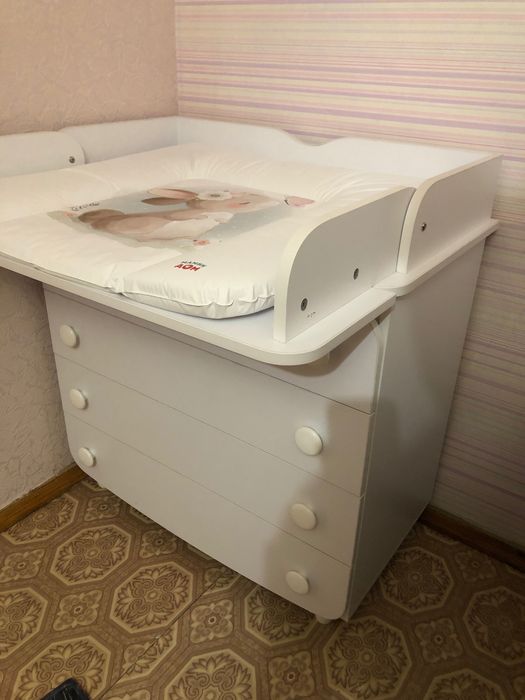 Пеленальный комод белый на 4 ящика без ручек на телескопах