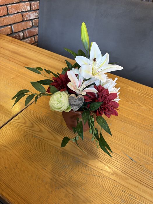 Stroik ma grób, na cmentarz, wszystkich świetych, sztuczne kwiaty