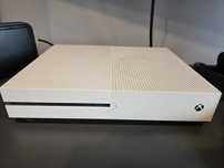 Xbox One s z padem i grami