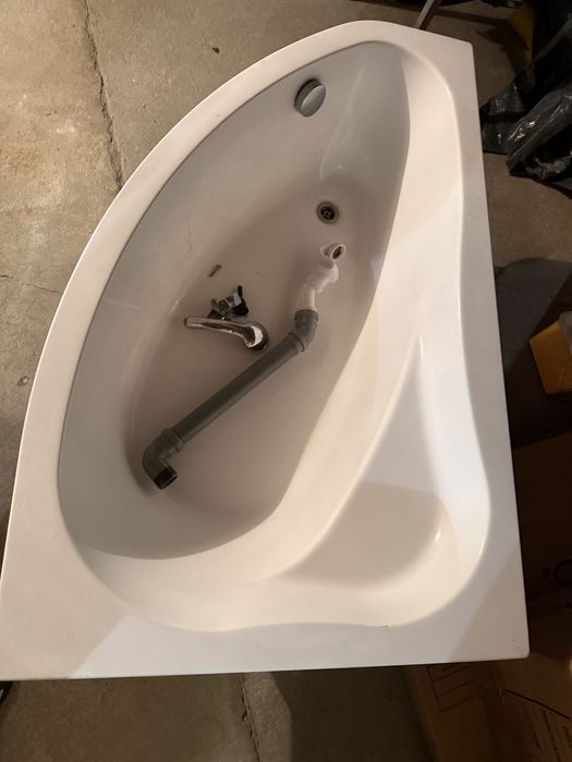 Wanna narożna z obudową 140 x 90 stan bardzo dobry