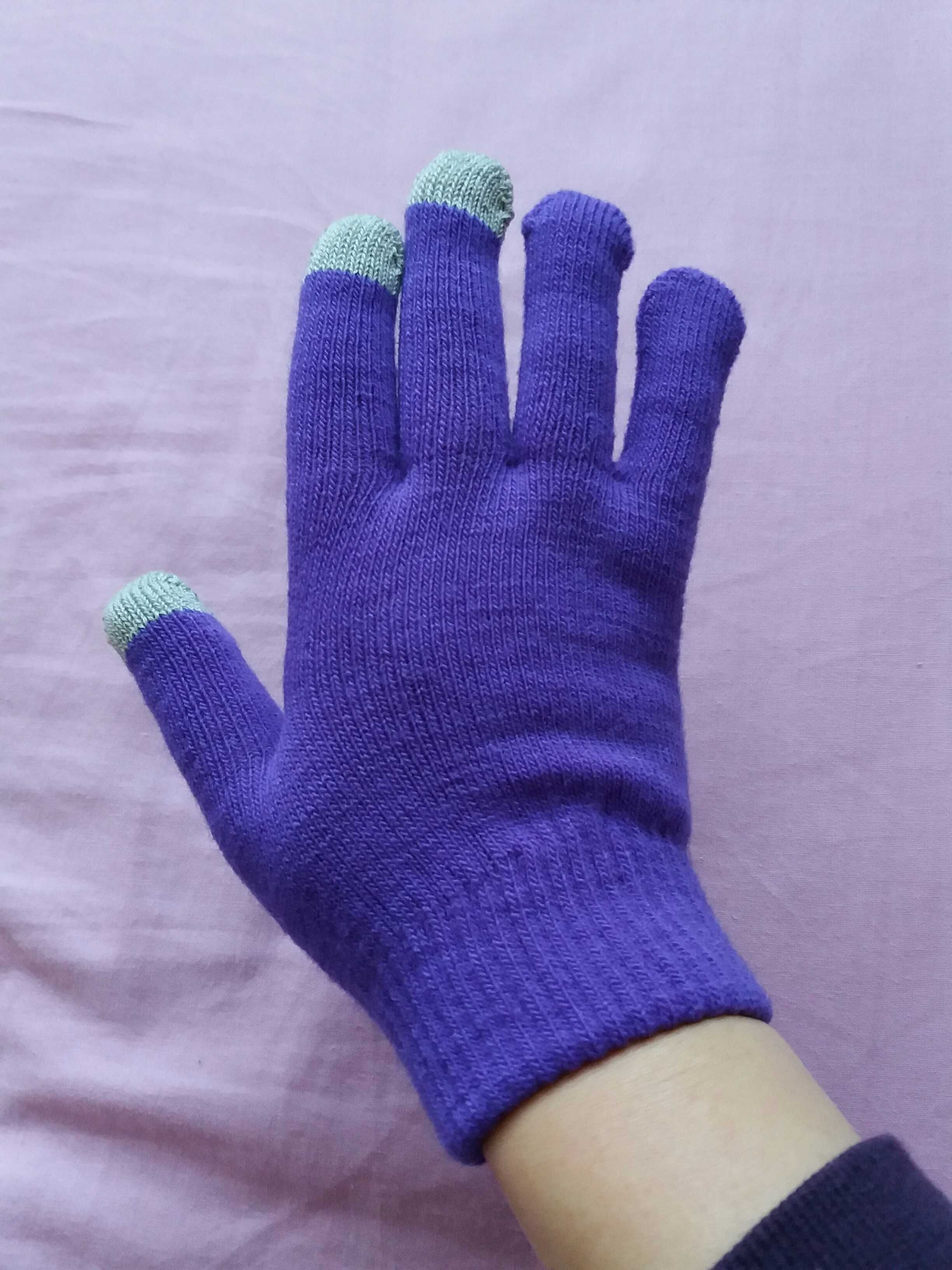 Nowe fioletowe rękawiczki dotykowe na małą dłoń