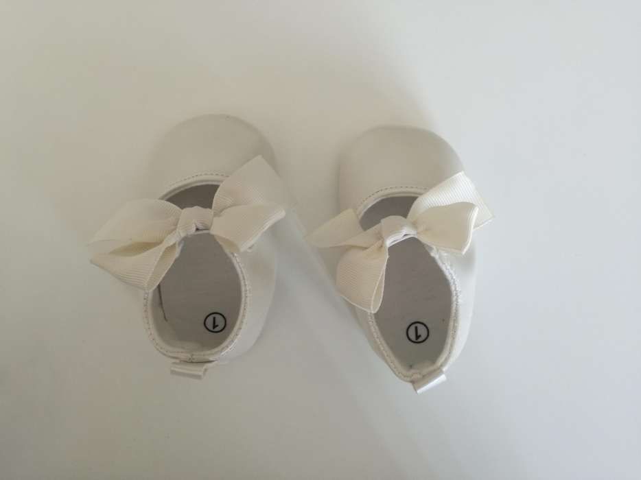 NOVOS Sapatinhos de criança perola