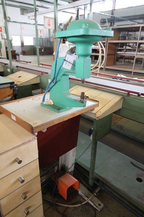 Máquina de apertar ribetes pneumática