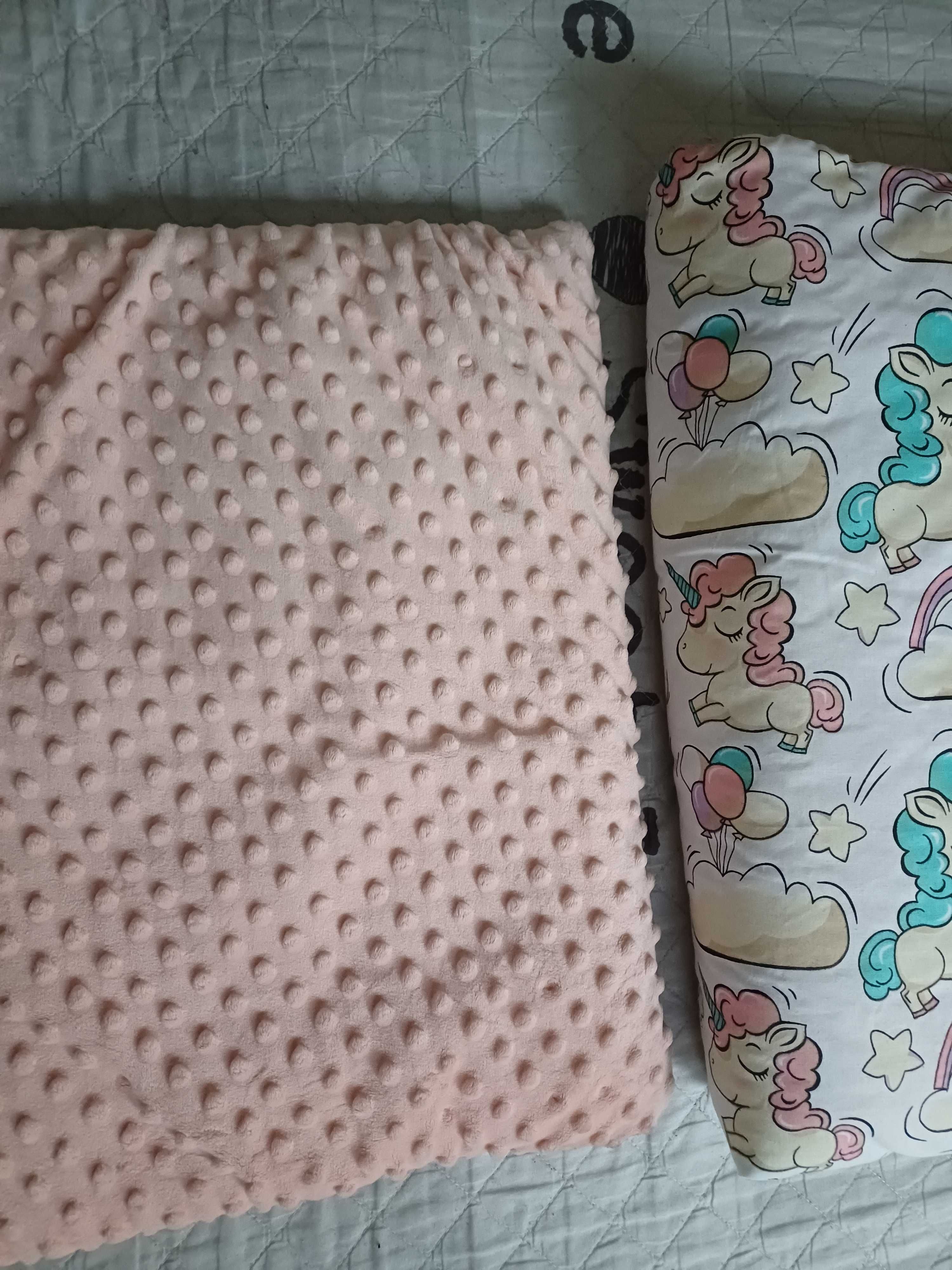Komplet dziewczęcy niemowlęcy poduszka + kocyk minky