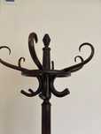 Stary drewniany wieszak stojący vintage typu thonet