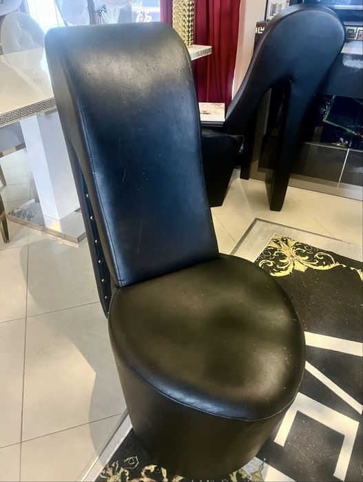 Fotel krzesło w kształcie buta na obcasie szpilka