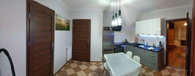 Pokoje z łazienkami i wyposażoną kuchnią w Chmielnie