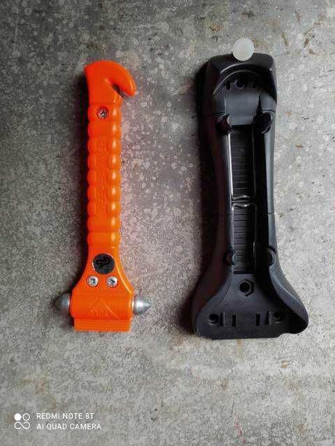 Młotek do szyb + Nóż do cięcia pasów samochodowych