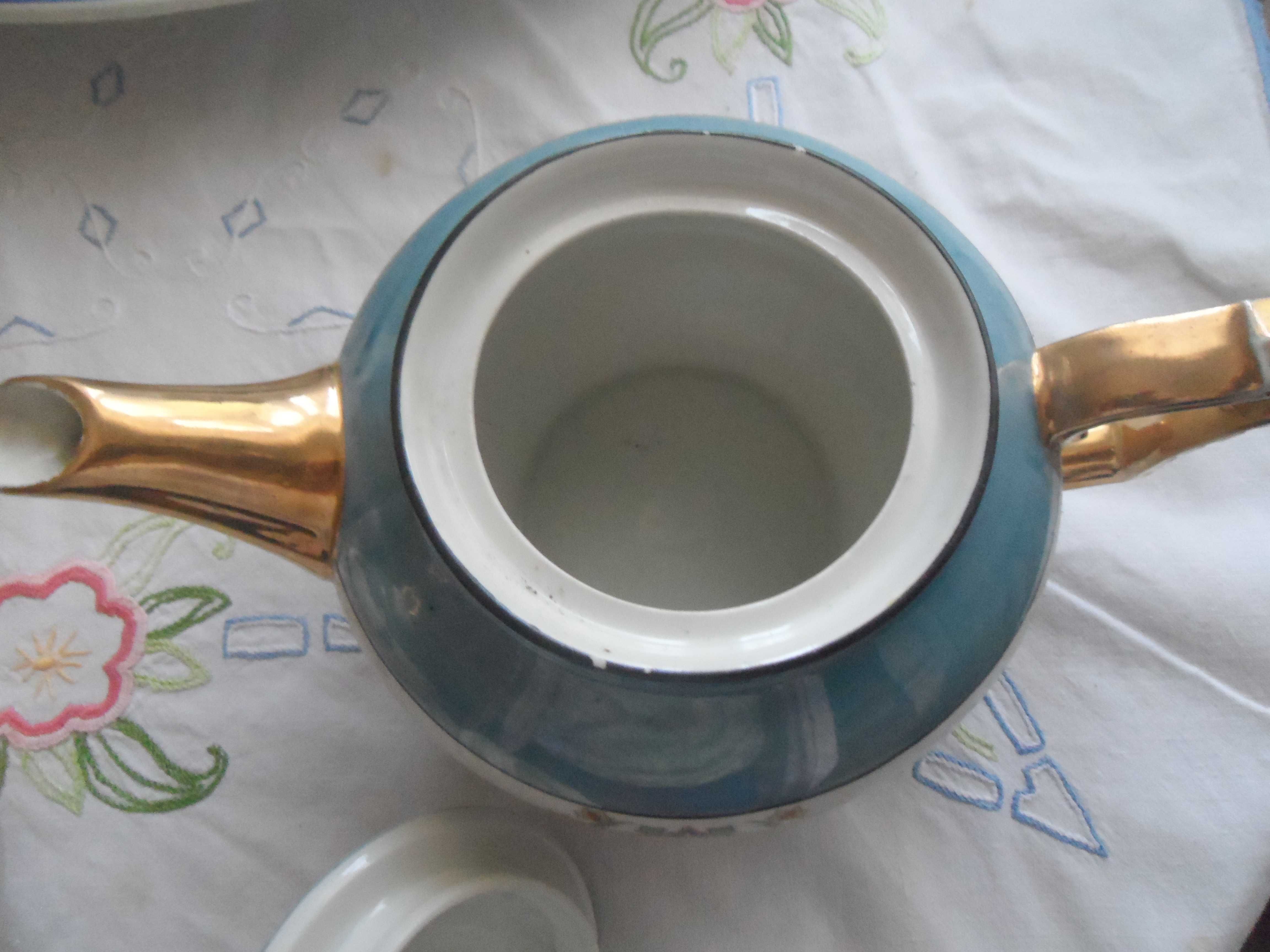 Conjunto de bule, açucareiro e leiteira antigos