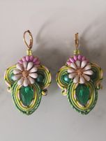 Kolczyki sutasz stokrotka zielone handmade z kamieniami Nowe