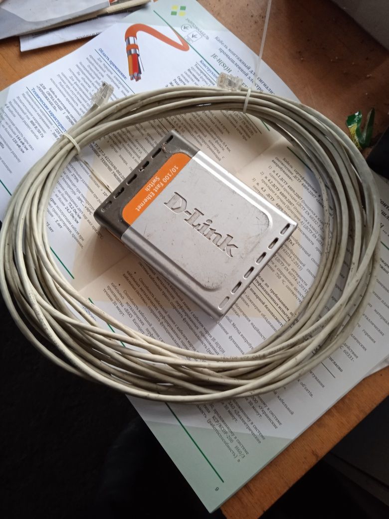 Комутатор світч D-LINK DES-1005d+10 м мережевого кабелю.