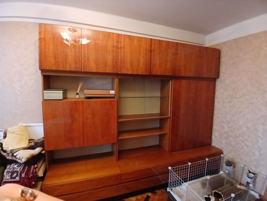 Стінка в доброму стані для спальні чи вітальні