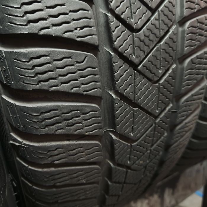 225/45/19 XL Sprzedam komplet opon zimowych Pirelli