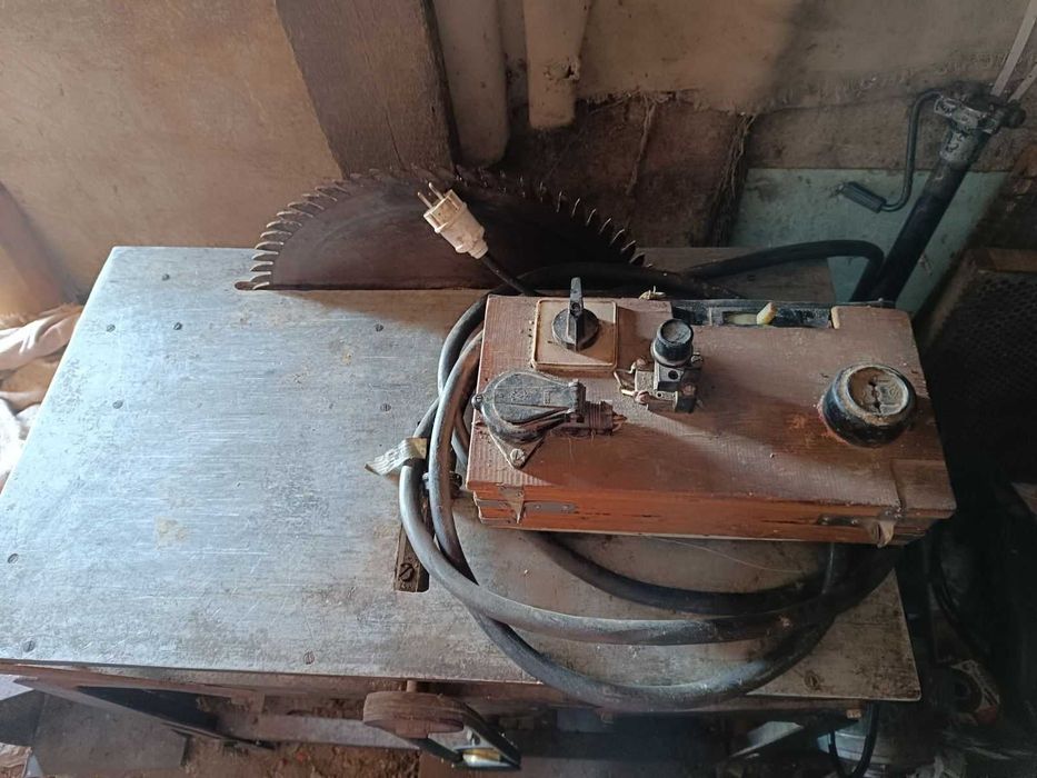 В продажу потужна циркулярна пила, фуганок.