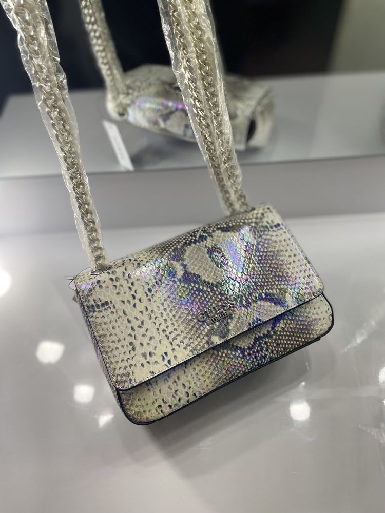 Guess iridescent snake crossbody клатч змеиный принт с переливом