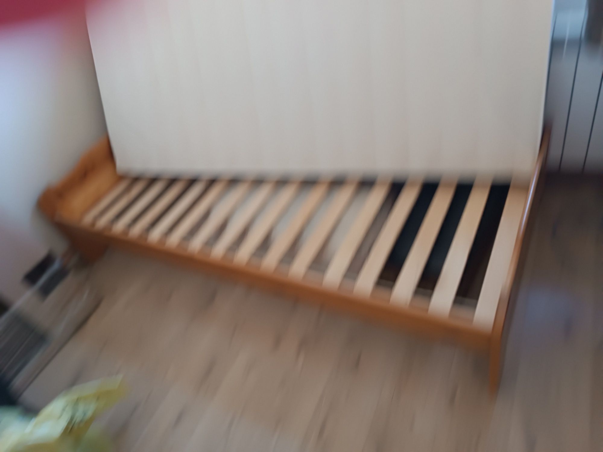 Łóżko drewniane pojedyncze z materacem