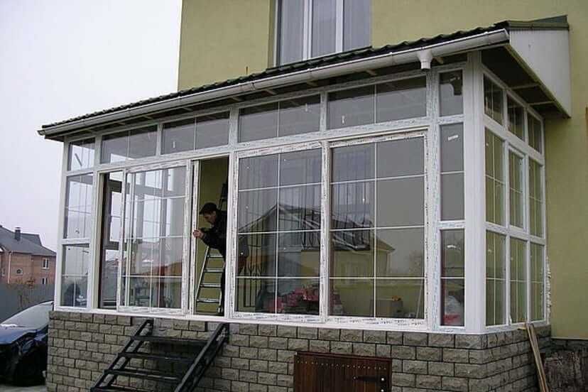 Офисные стеклянные перегородки из алюминия и пластика.