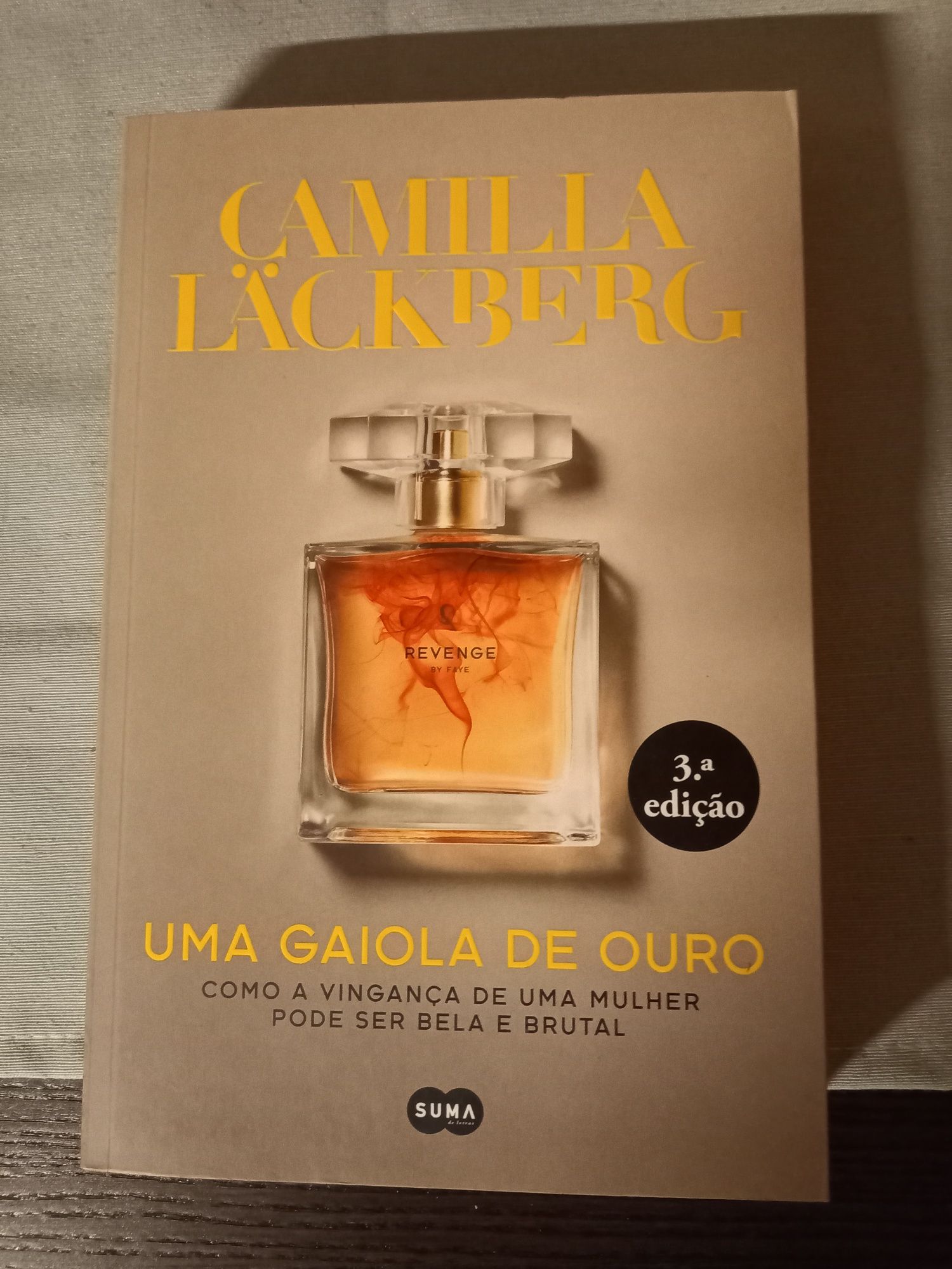 Uma Gaiola de Ouro, Camilla Läckberg