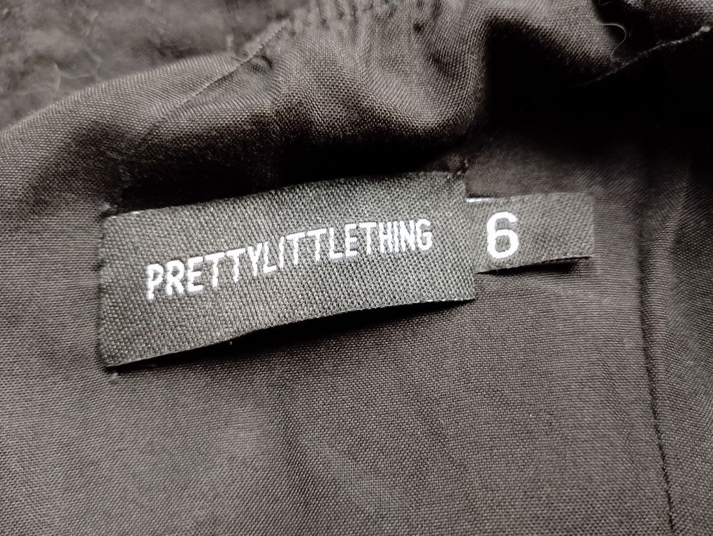 Sukienka czarna letnia z guzikami na ramiączkach Pretty little thing