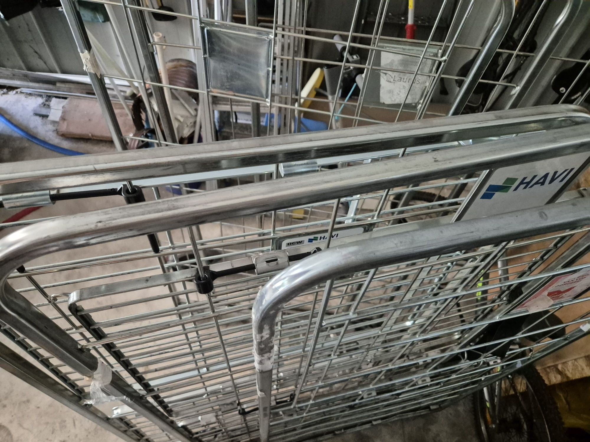 Regał metalowy na kółkach