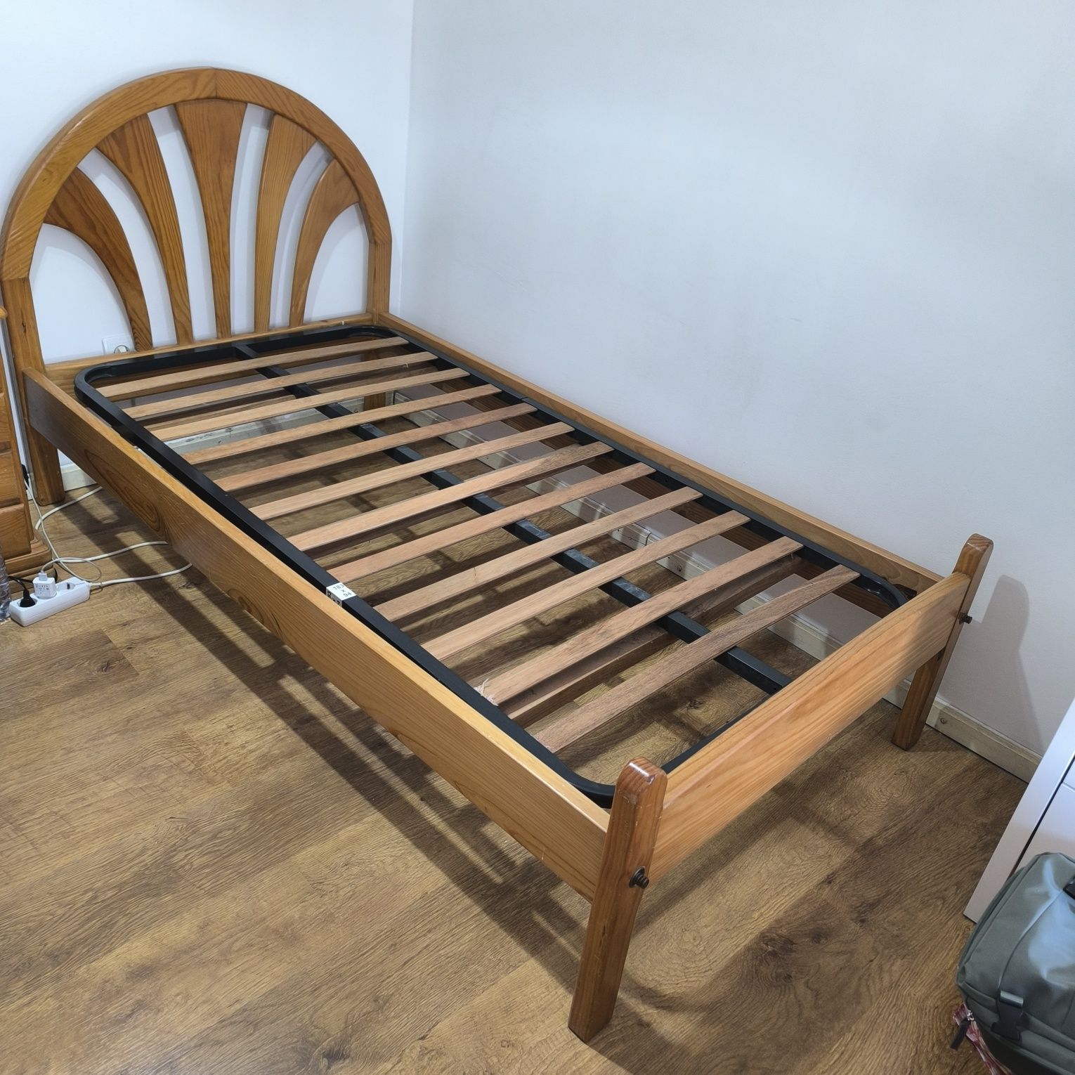 Cama com estrado em madeira maciça