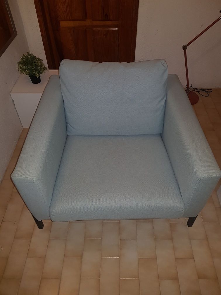 Poltrona KOARP - IKEA com capa azul clara