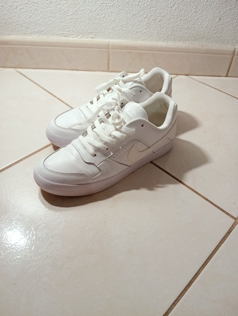 Ténis nike SB brancos