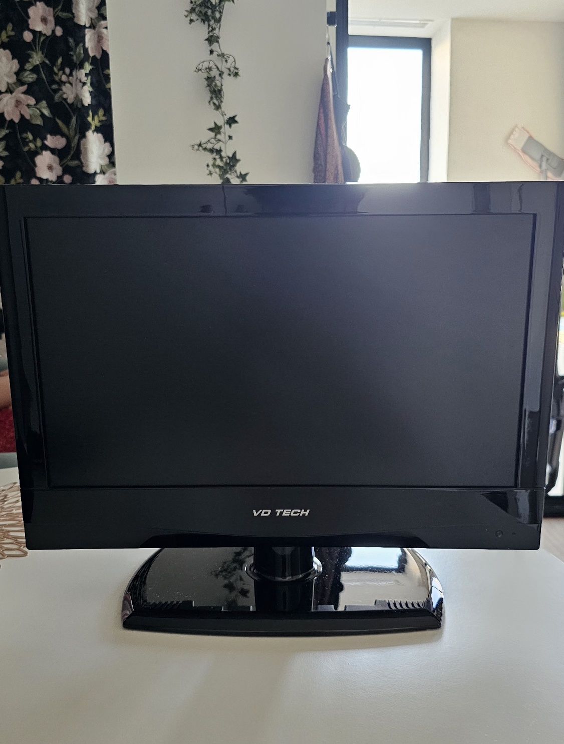 Ps4 Flat + uma Tv 2jogos é um comando
