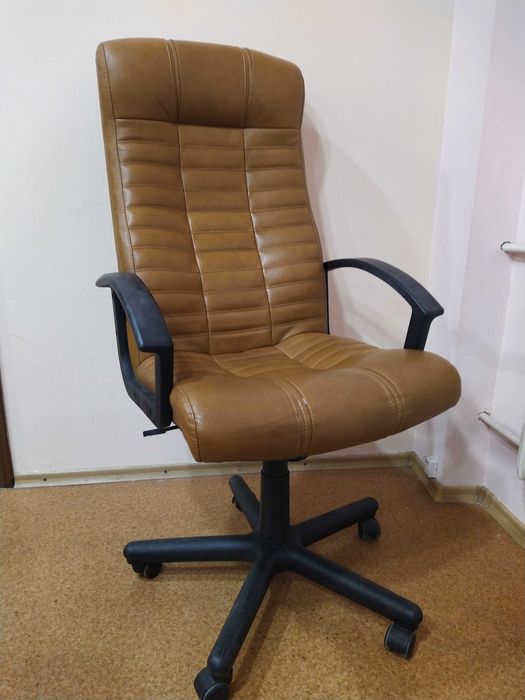 Итальянские офисные кресла и стол