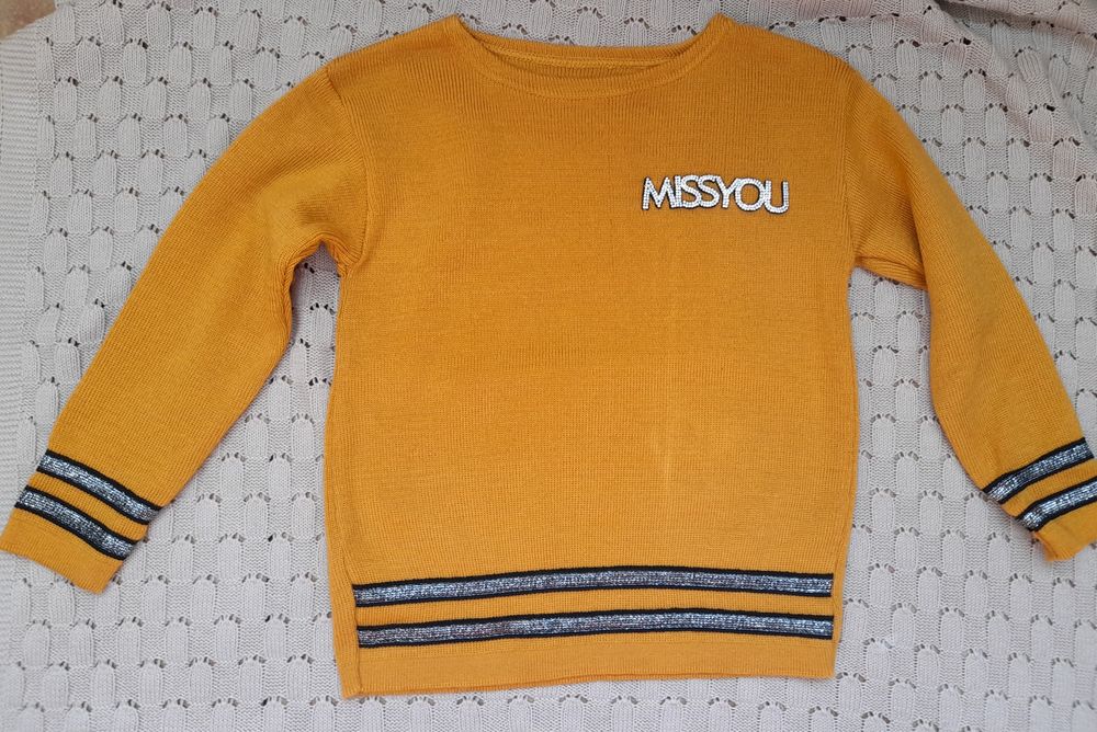 Nowy śliczny sweterek