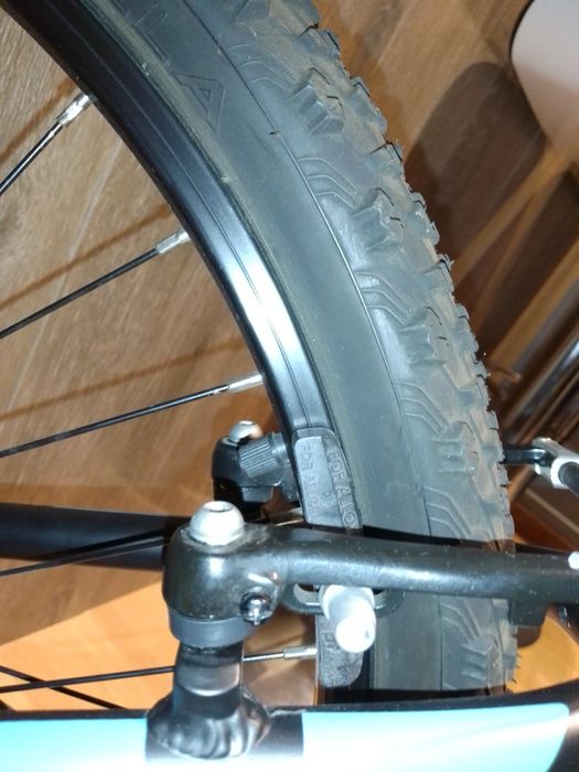 Bicicleta praticamente nova rodada 24 cor preta e azul.