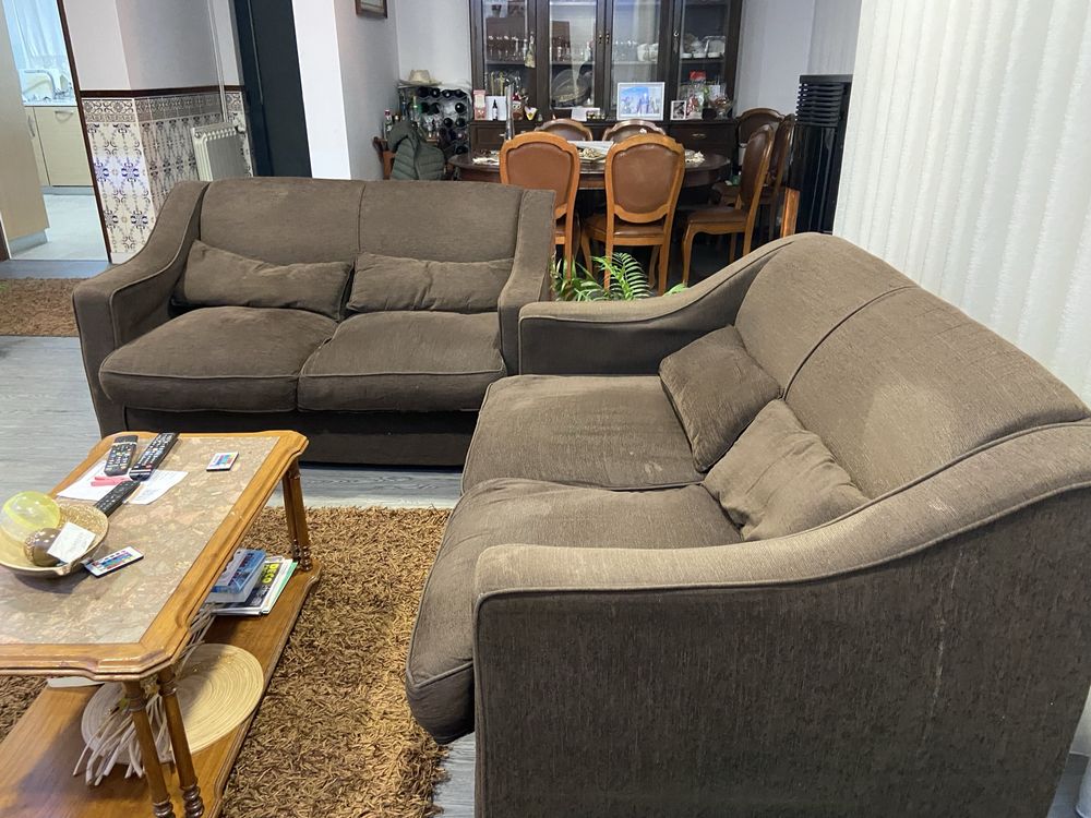 Vendo 2 sofas , com algum uso mas em muito bom estado !