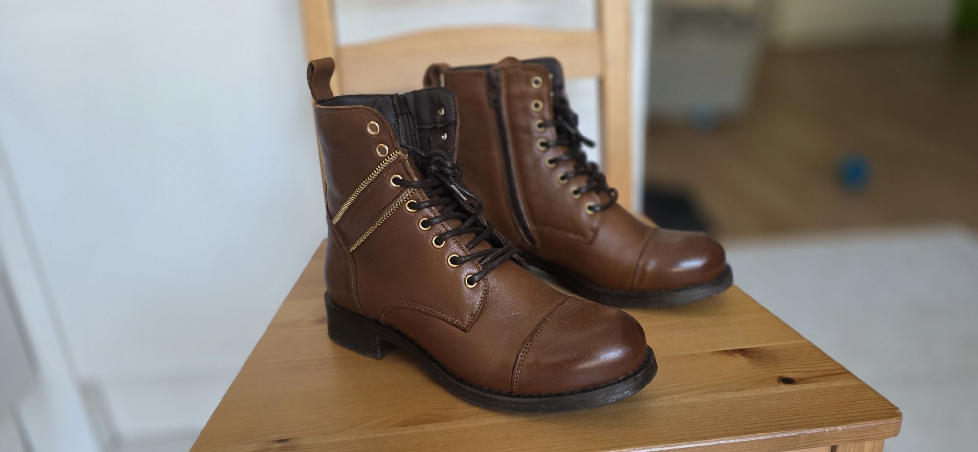 Botins em pele camel