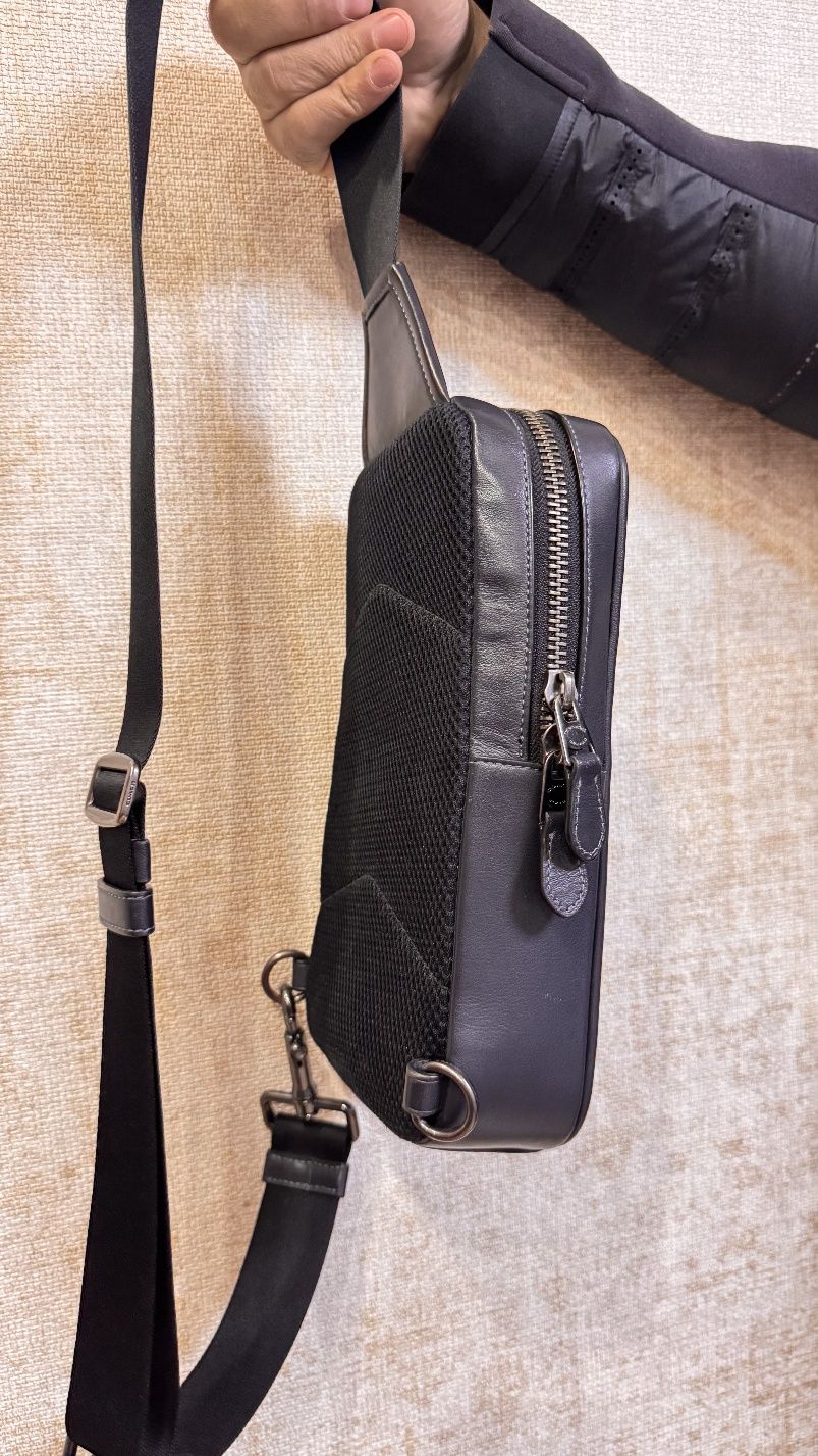 Продам мужскую кожаную сумку бананку Coach