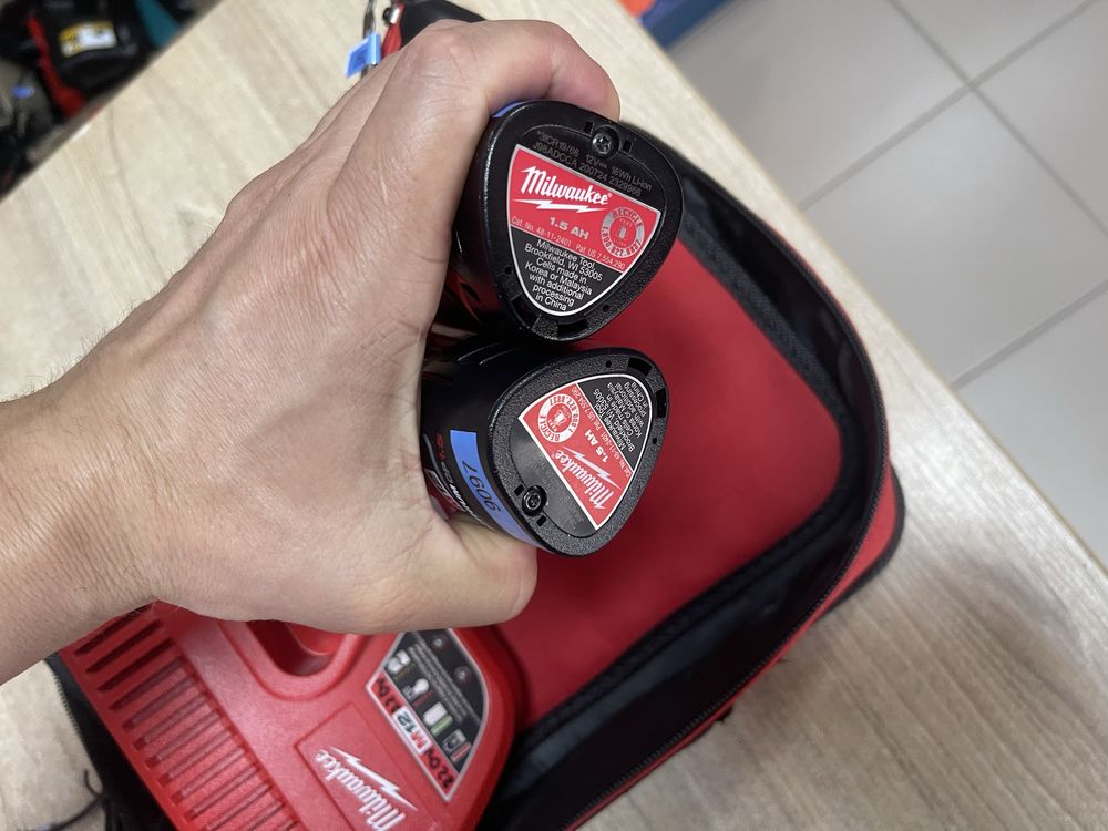 Milwaukee M12 2407-22 / акумуляторний шуруповерт Мілвокі 12V