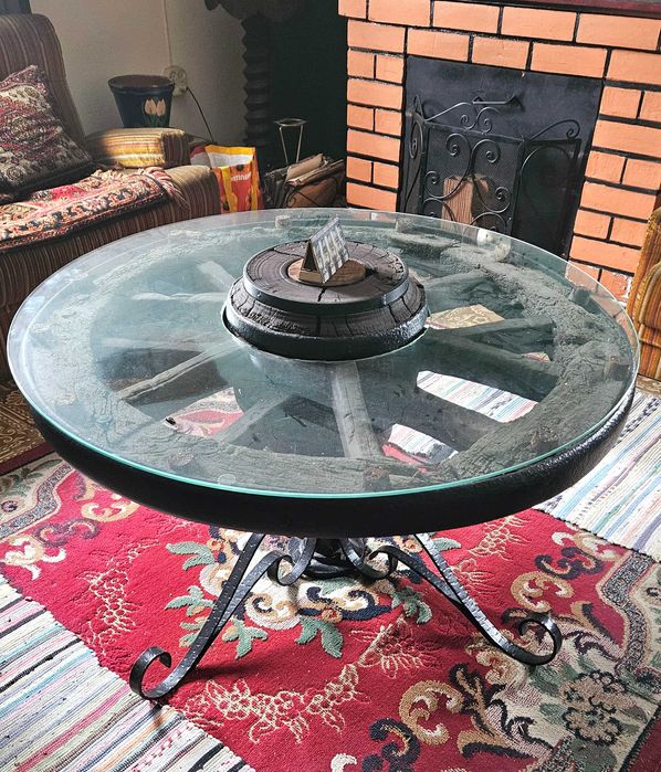Mesa antiga de centro com roda de carroça - Antiguidade