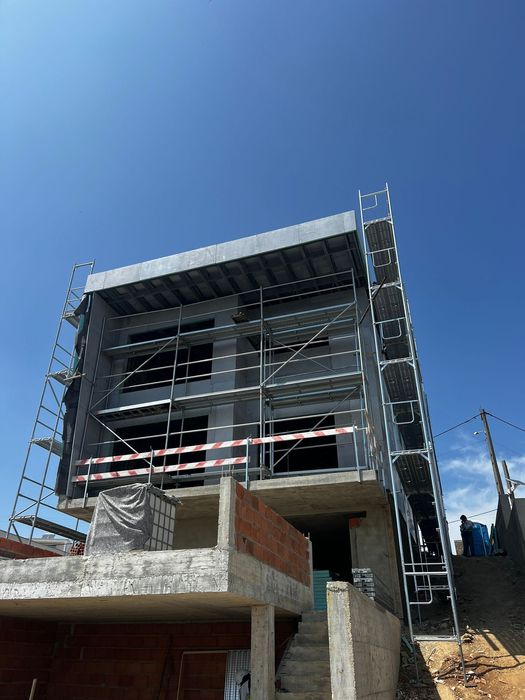 Isolamento térmico (Capoto),pinturas em geral com qualidade.