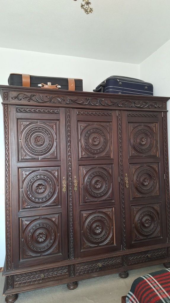 Roupeiro antigo de quarto em madeira maciça