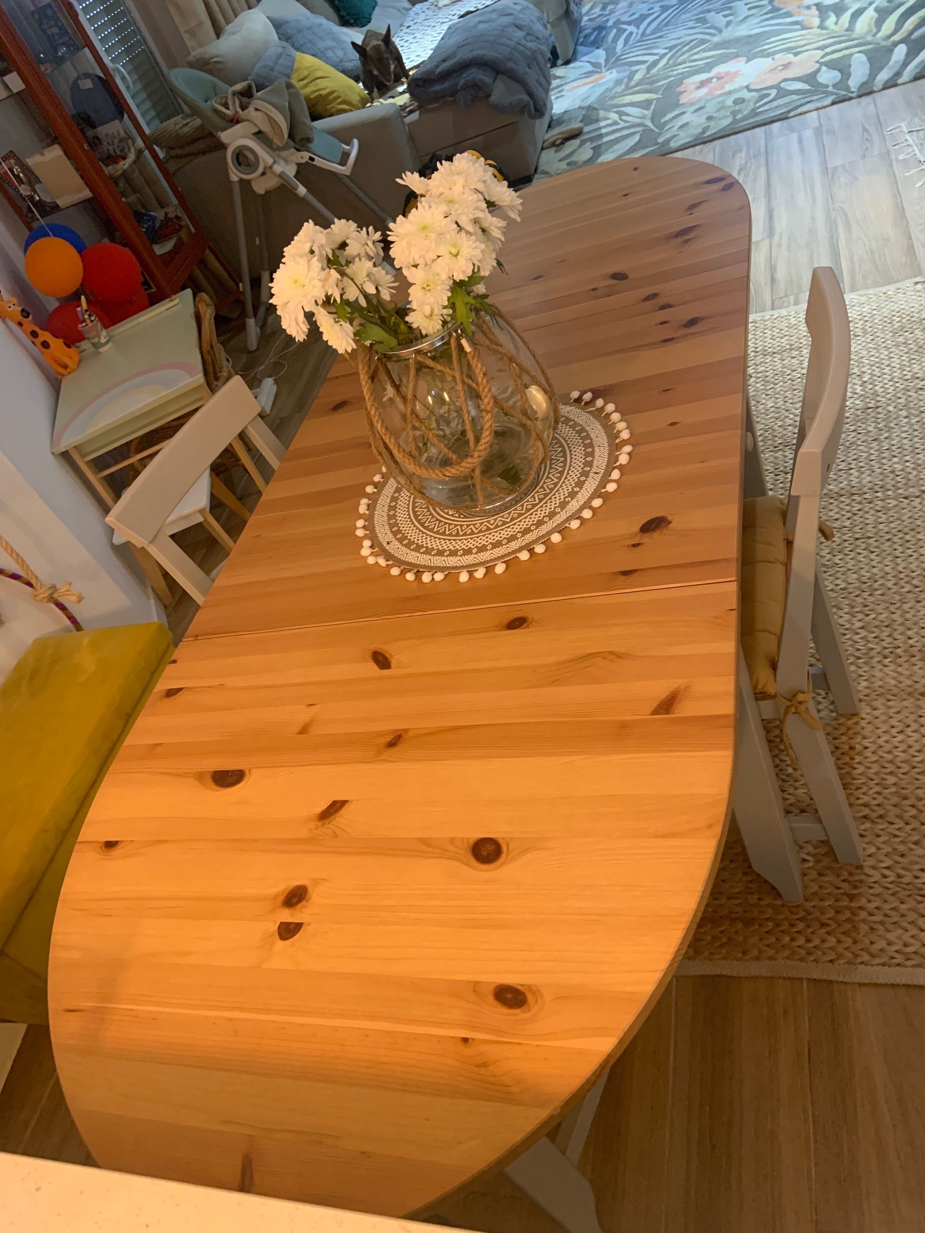Mesa de jantar extensível e 4 cadeiras