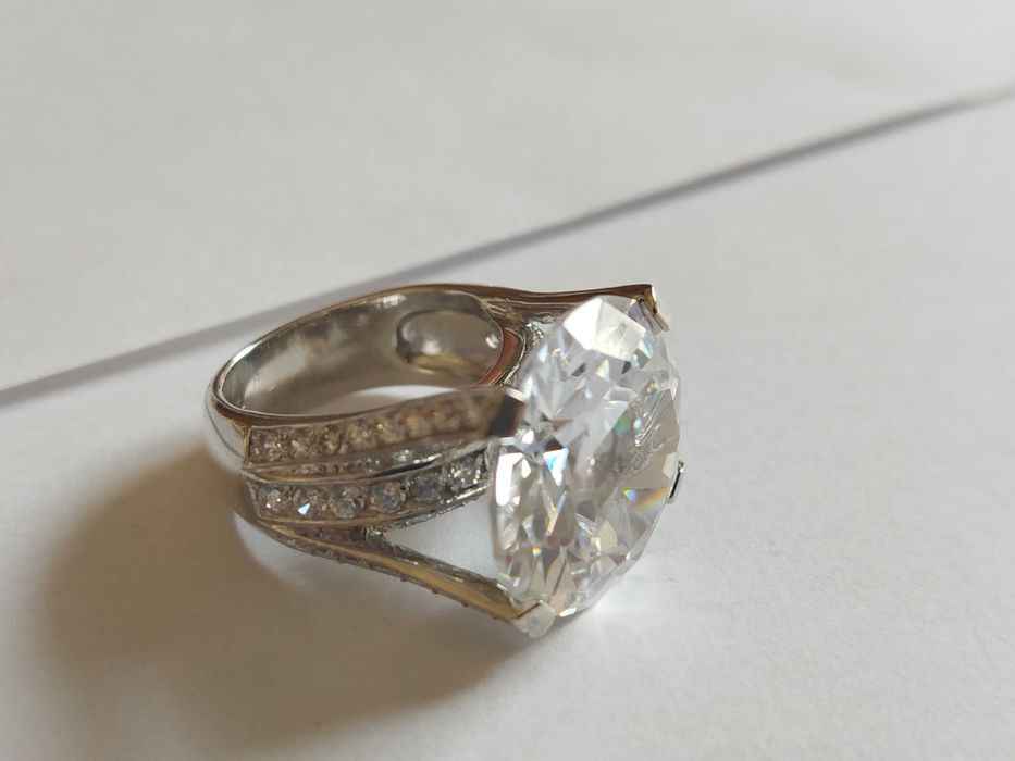 Srebrny pierścionek z kamieniem 925