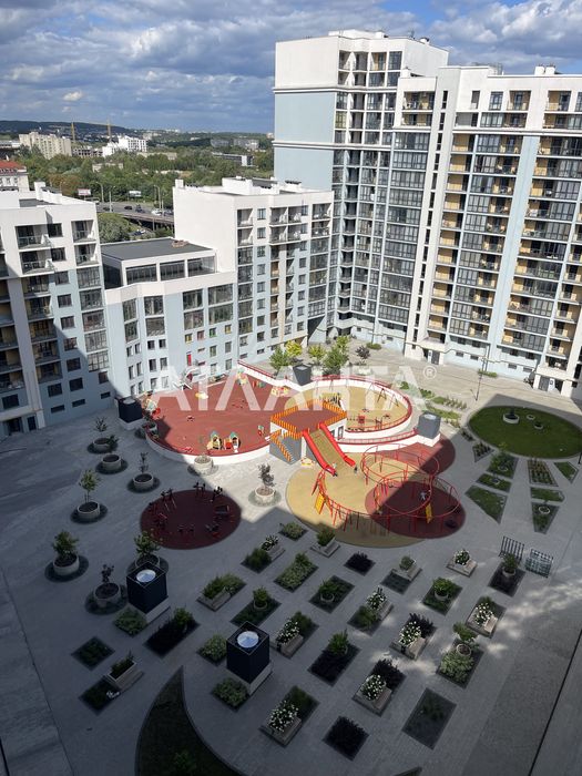 Продаж трикімнатної квартири з панорамним виглядом на озеро