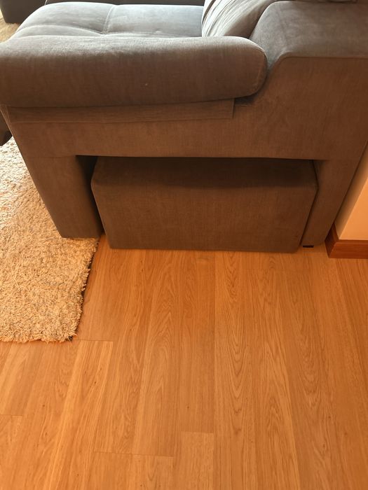 Sofa de tres lugares com chaise longue