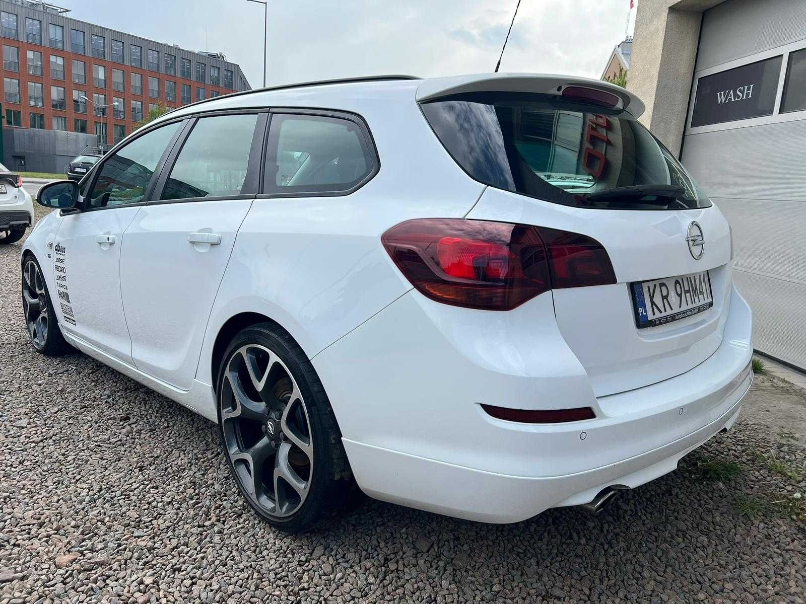 Opel Astra J Sports Tourer 2.0 220 KM